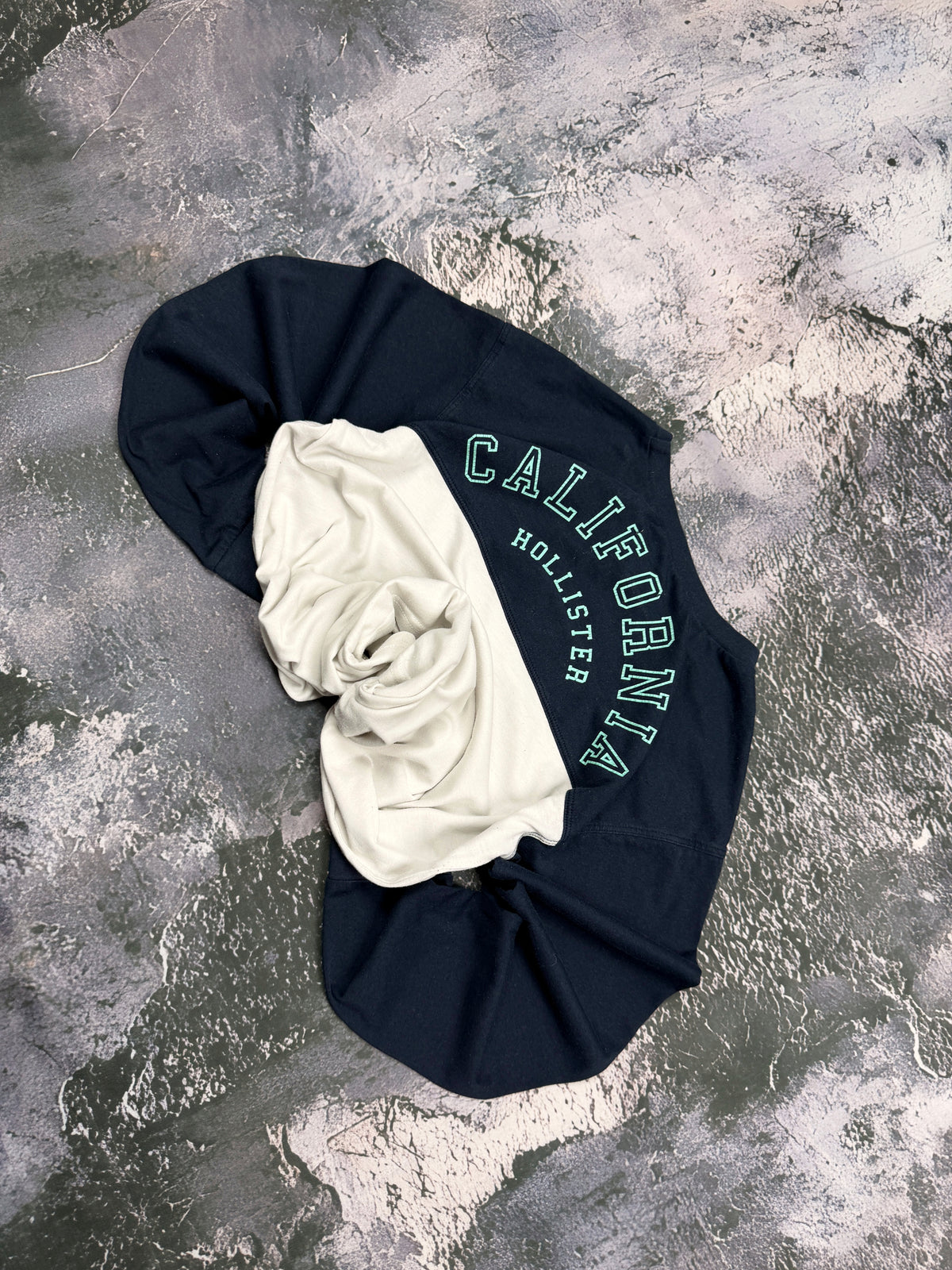 Bluza Hollister granatowo-kremowa z napisem California na plecach – krój prosty — bok