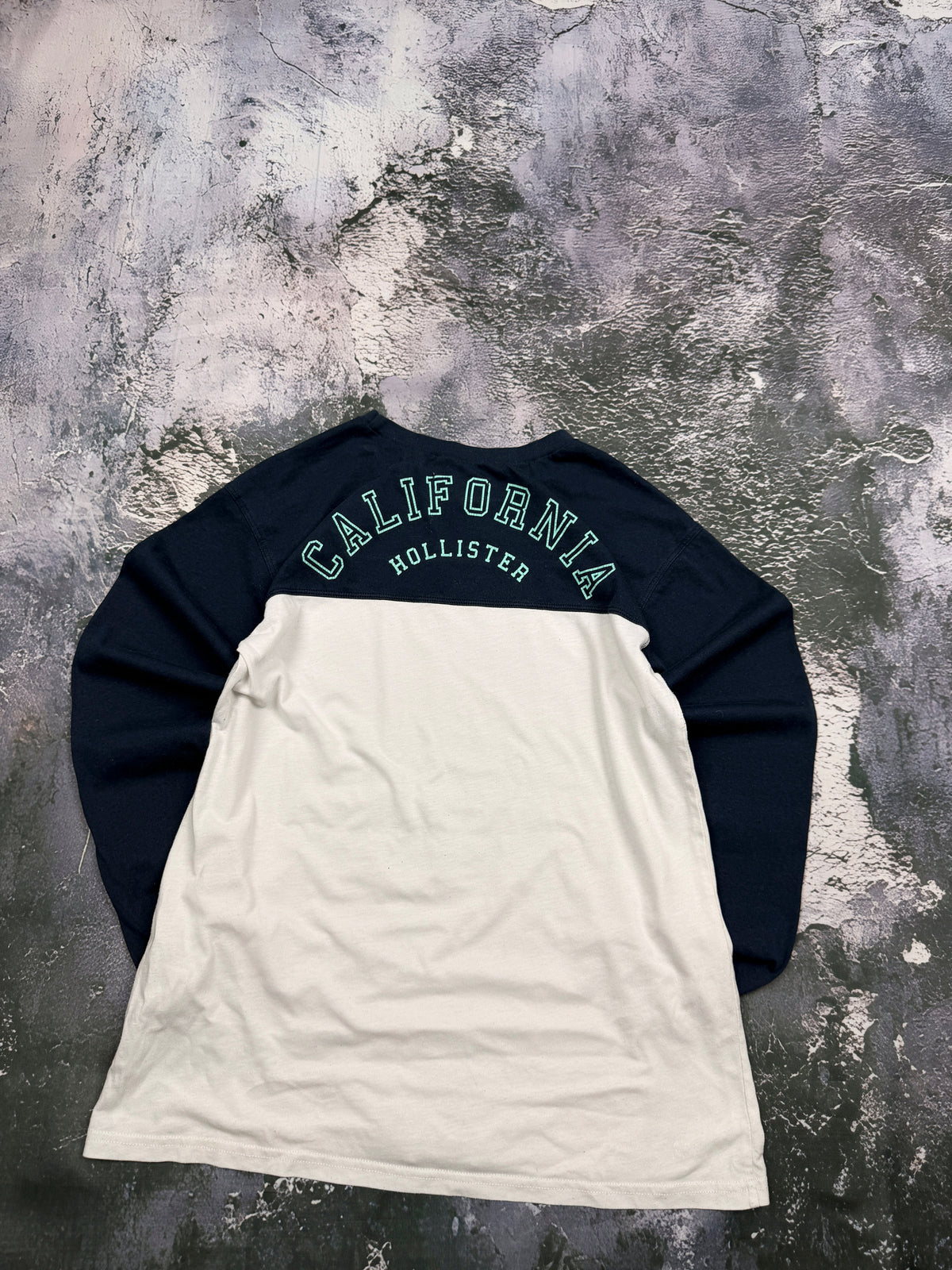 Bluza Hollister granatowo-kremowa z napisem California na plecach – krój prosty — tyl