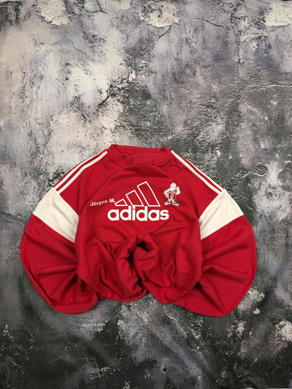 Bluza Adidas czerwona z białymi panelami i dużym logo – krój prosty – XL — centralne