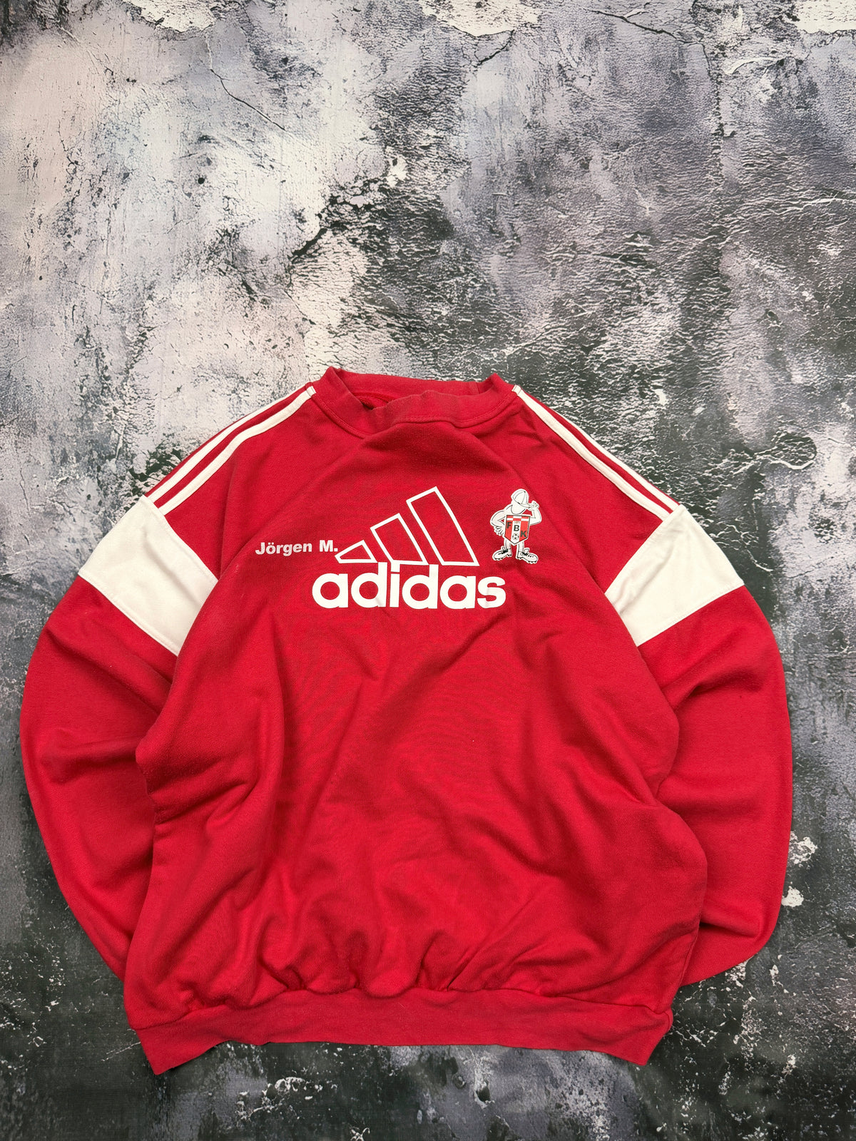 Bluza Adidas czerwona z białymi panelami i dużym logo – krój prosty – XL — przod