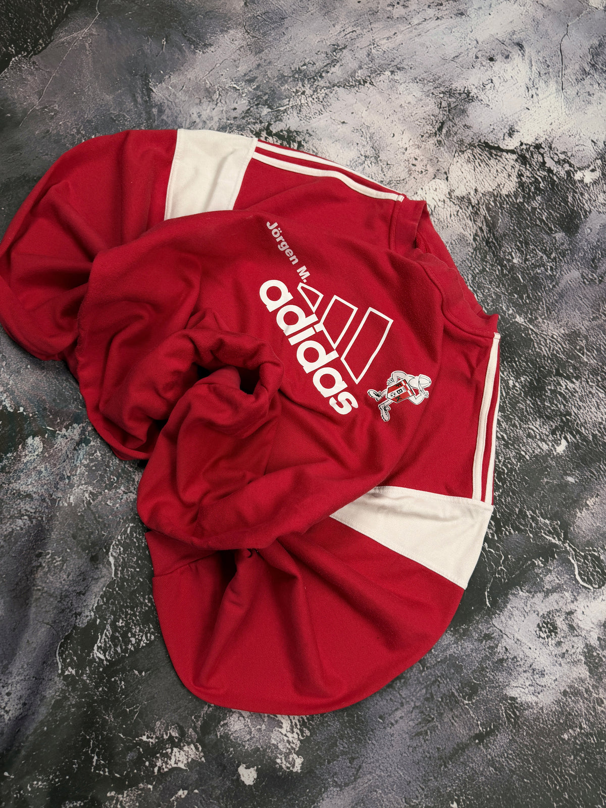 Bluza Adidas czerwona z białymi panelami i dużym logo – krój prosty – XL — bok