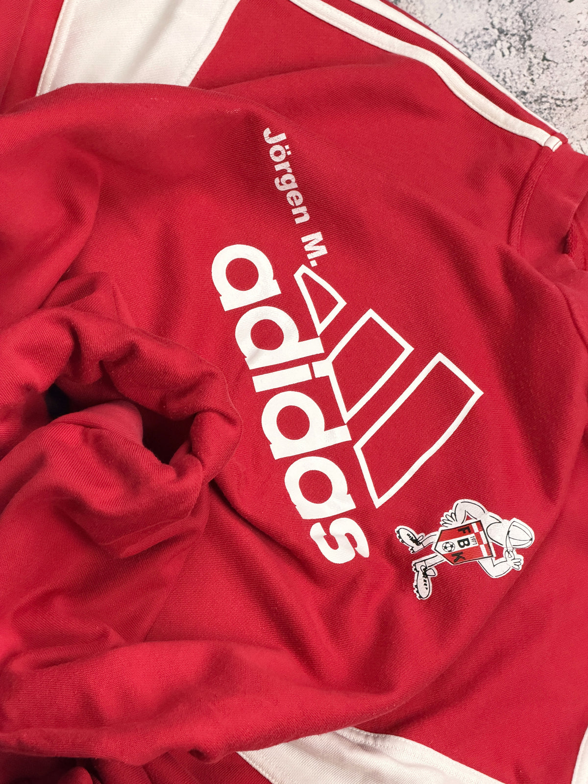 Bluza Adidas czerwona z białymi panelami i dużym logo – krój prosty – XL — detal
