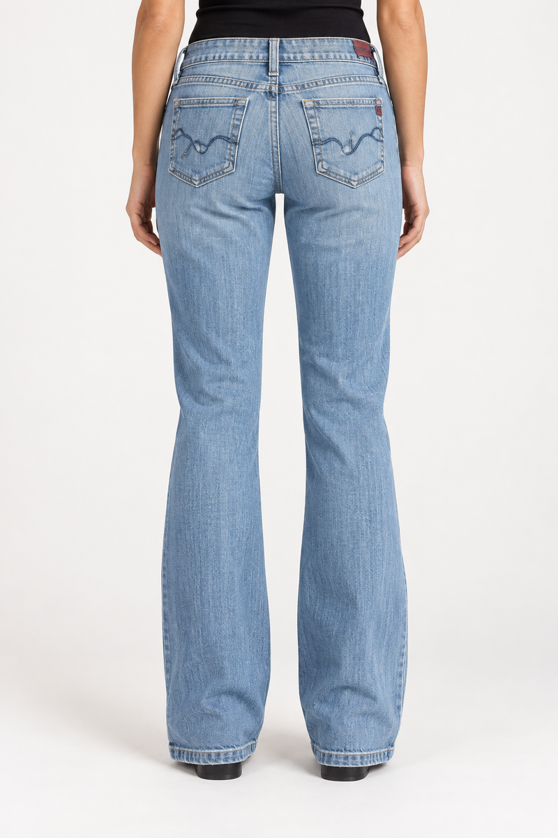 Jeansy bootcut Y2K z ciemnym falistym haftem — tył na modelce, wizualizacja AI