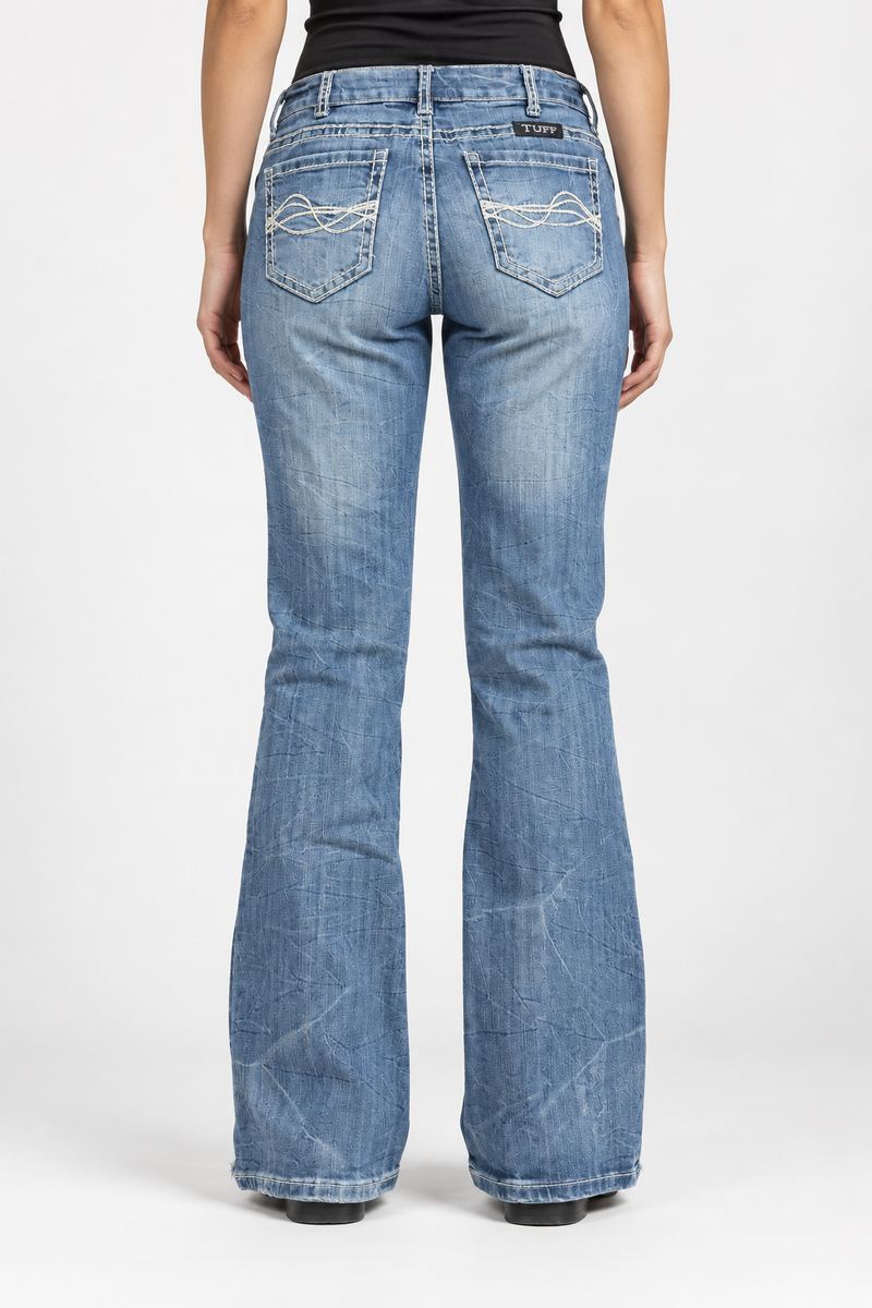 Jeansy bootcut Y2K z potrójnym falistym haftem — tył na modelce, wizualizacja AI