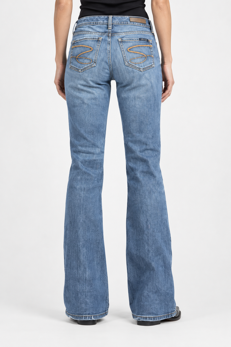 Jeansy bootcut Y2K z haftem w kształcie pętli — tył na modelce, wizualizacja AI
