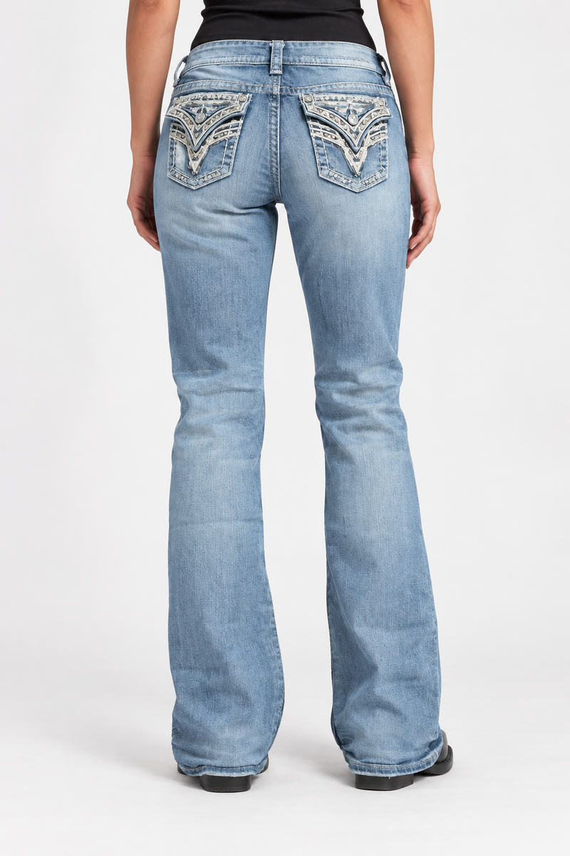 Jeansy bootcut Y2K z bogato zdobionymi klapami — tył na modelce, wizualizacja AI