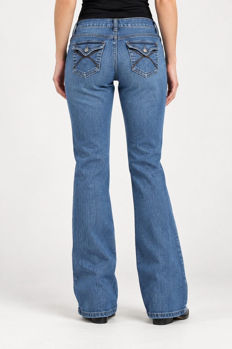 Jeansy bootcut Y2K z klapami i kontrastowym obszyciem — tył na modelce, wizualizacja AI