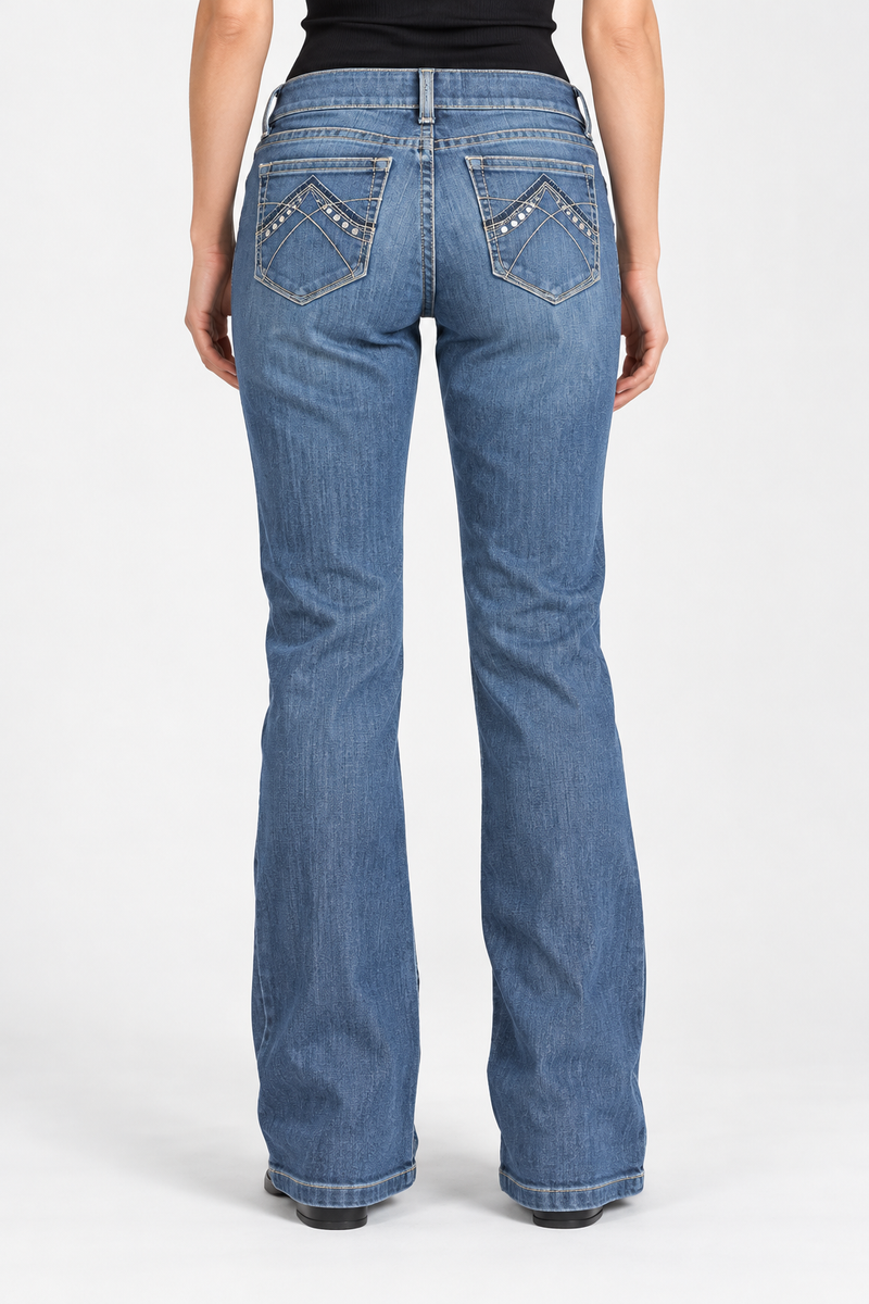 Jeansy bootcut Y2K z geometrycznym haftem — tył na modelce, wizualizacja AI