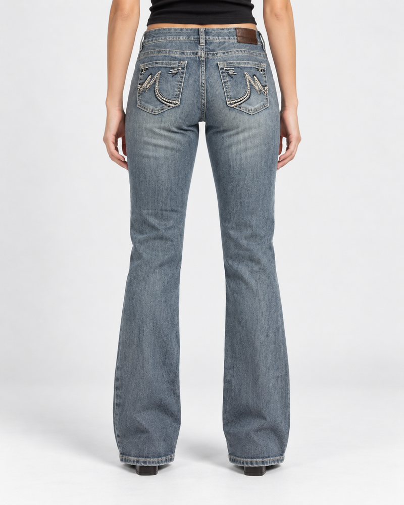Jeansy bootcut Y2K z kontrastowym haftem — tył na modelce, wizualizacja AI