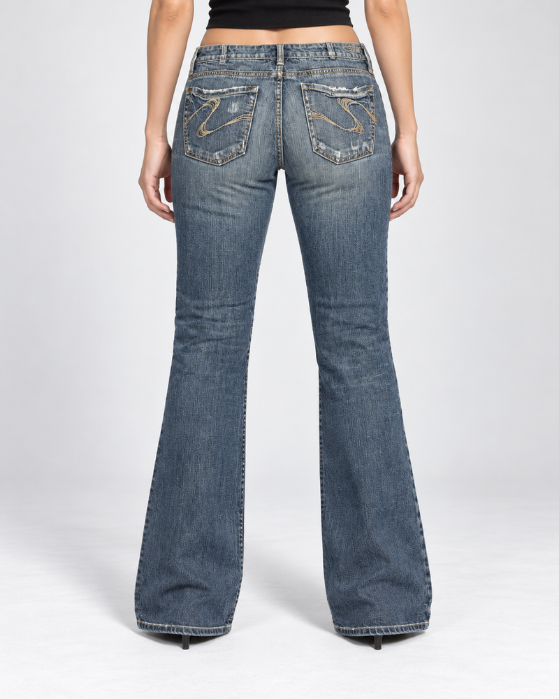 Jeansy bootcut Y2K distressed z przetarciami — tył na modelce, wizualizacja AI