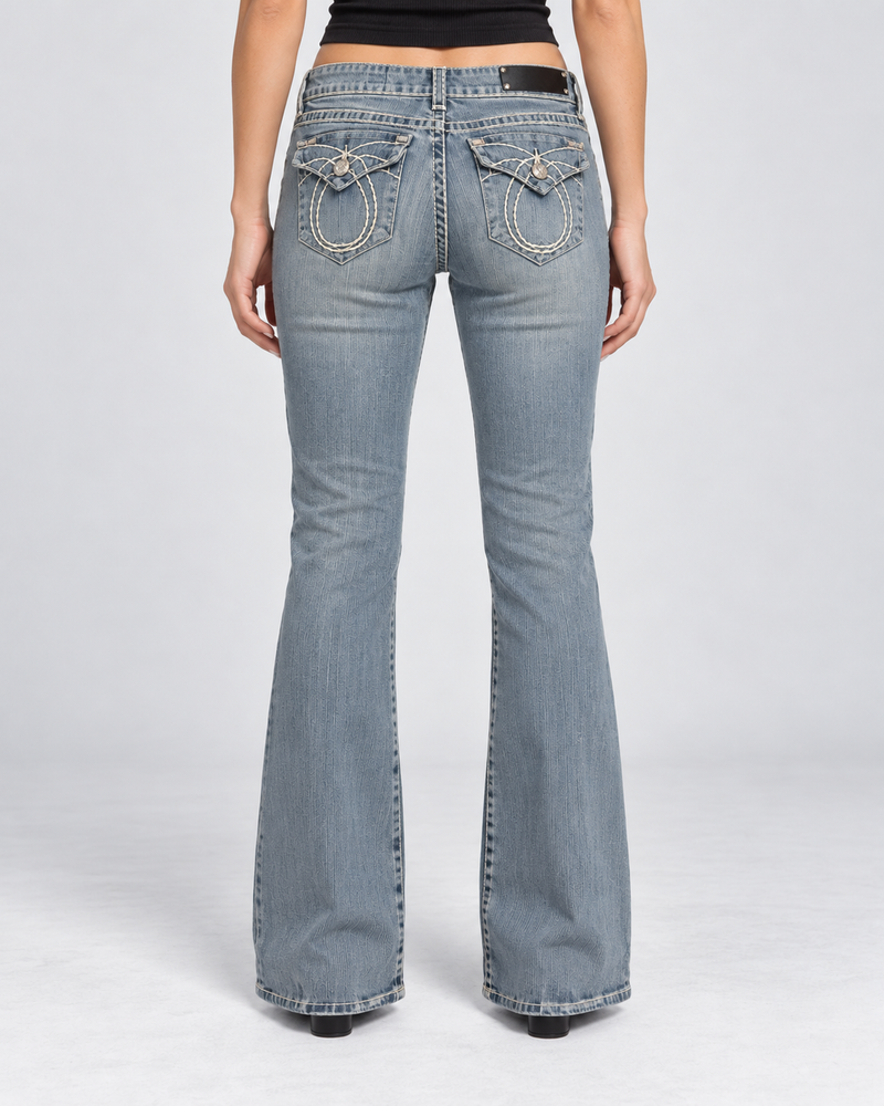 Jeansy bootcut Y2K z klapami i ozdobnymi guzikami — tył na modelce, wizualizacja AI