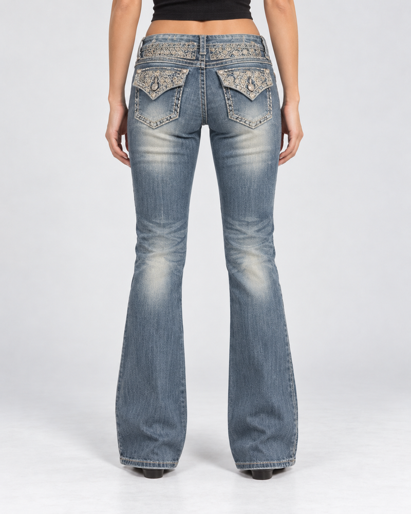 Jeansy bootcut Y2K z ozdobną kratką i cyrkoniami — tył na modelce, wizualizacja AI