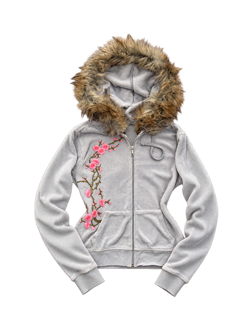 Bluza Juicy Couture jasnoszara z futerkiem i haftem gałązki — przód