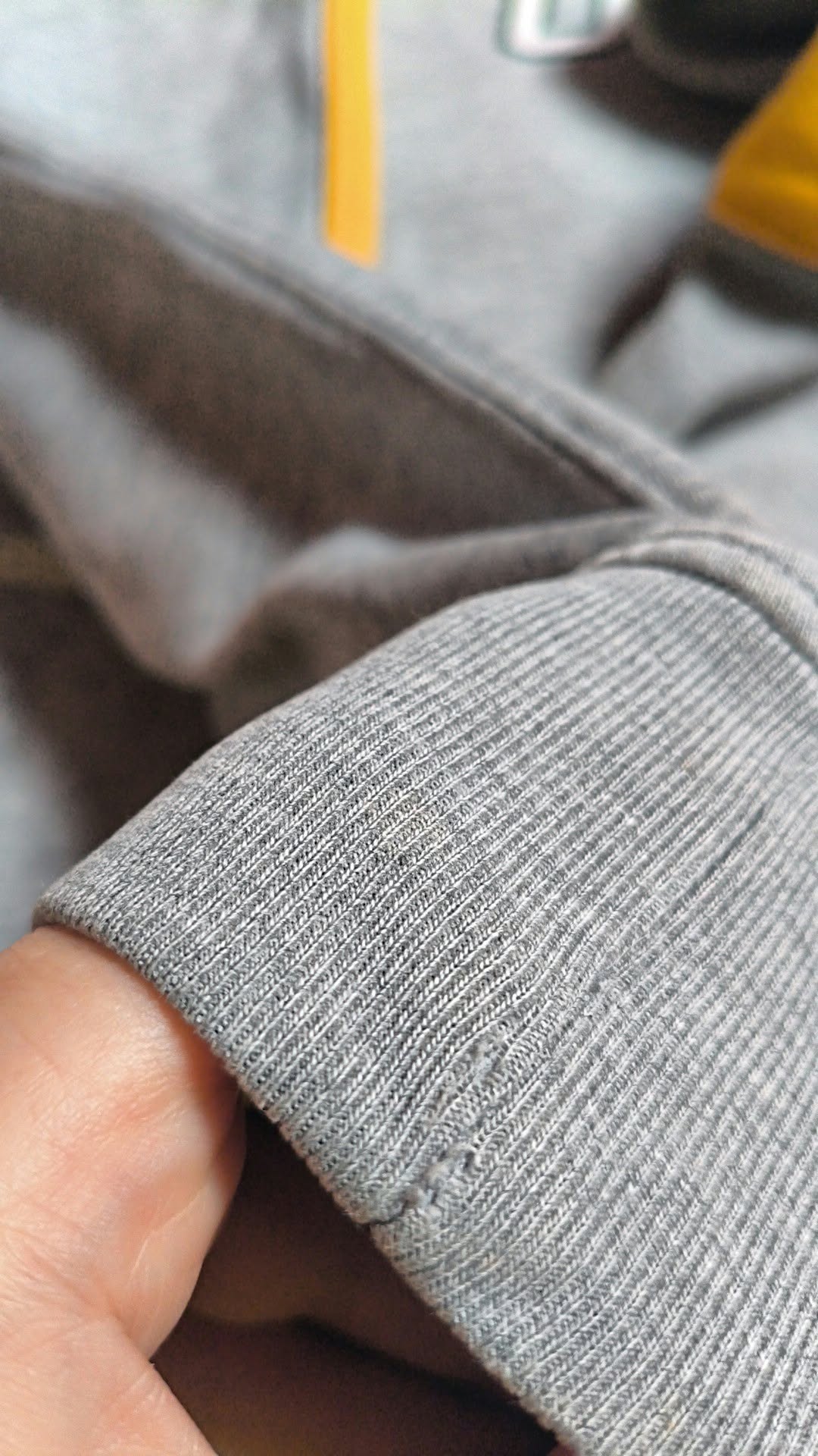 Bluza GAP 1969 szara z kapturem i żółtymi paskami — ślady zużycia przy mankiecie