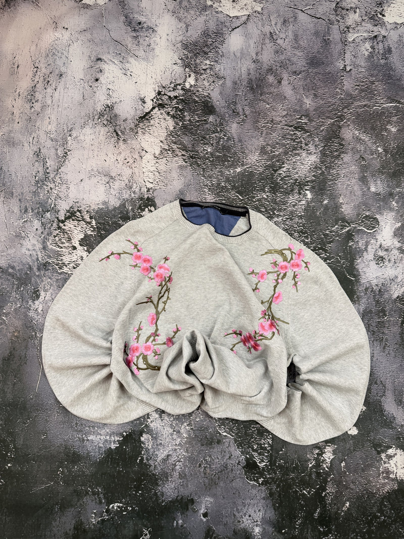 Szara bluza crewneck z motywem sakury — zdjęcie główne
