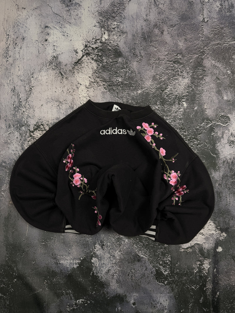 Bluza Adidas Originals czarna crewneck z motywem sakury — zdjęcie główne