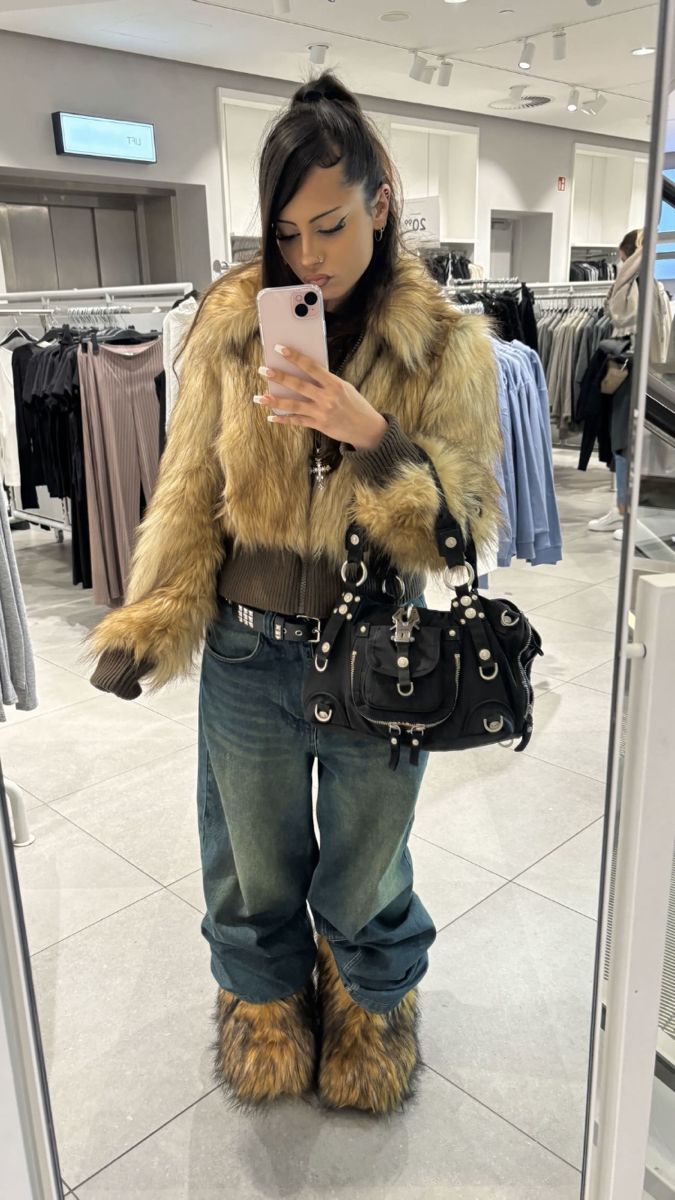 Stylizacja Y2K: brązowa kurtka z futrem, jeansy i futrzane buty — inspiracja z Pinteresta