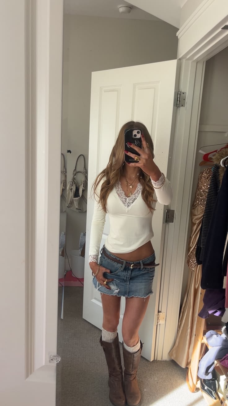 Stylizacja Y2K: kremowy top, jeansowa mini i kozaki