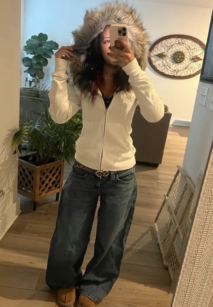 Stylizacja Y2K: kremowa bluza z futrzanym kapturem i jeansy — inspiracja z Pinteresta