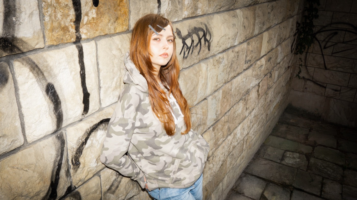 Streetwearowa stylizacja Vintage Szafy przy graffiti